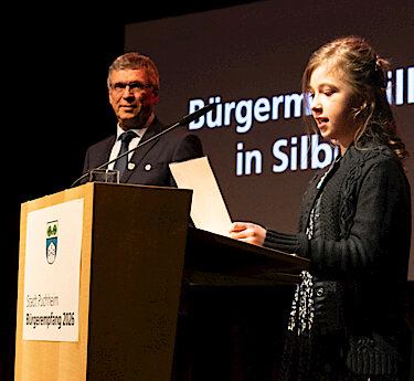Foto 3 zeigt Tessa Döring. Sie hielt die Laudatio für Stefan Dingler.